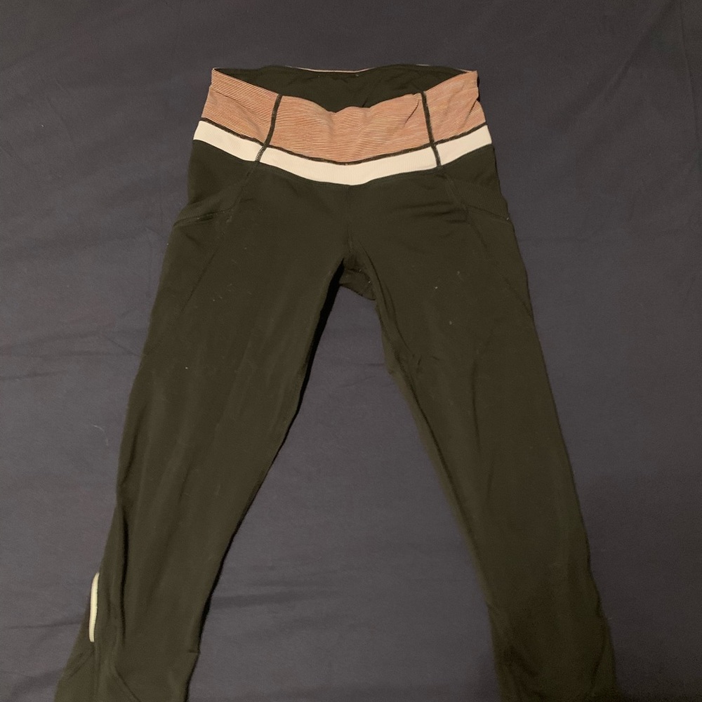 super cute cropped lulu lemon pants. size 4 cute striped waist band